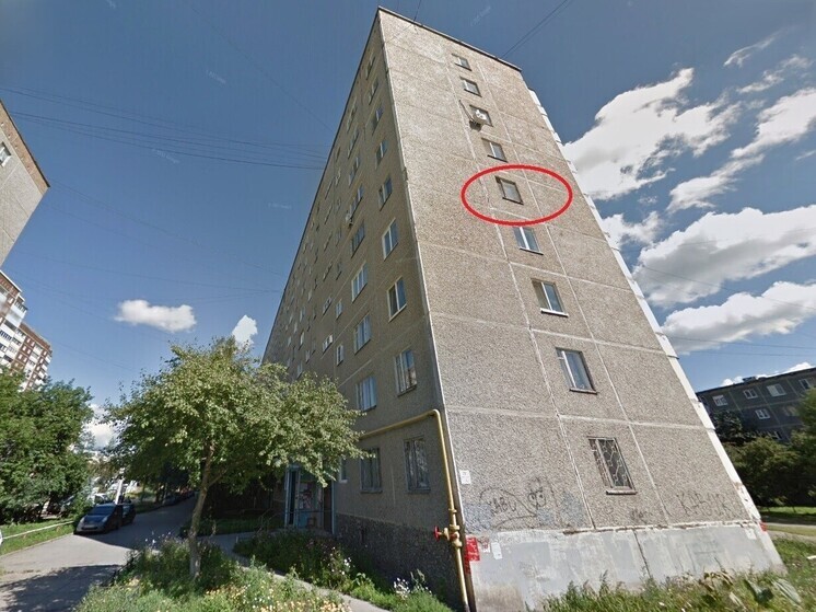 В Екатеринбурге загорелась квартира в девятиэтажном доме