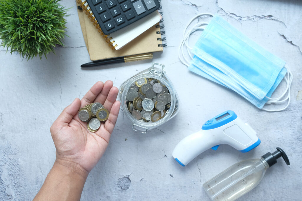 монеты в банке и в руке человека