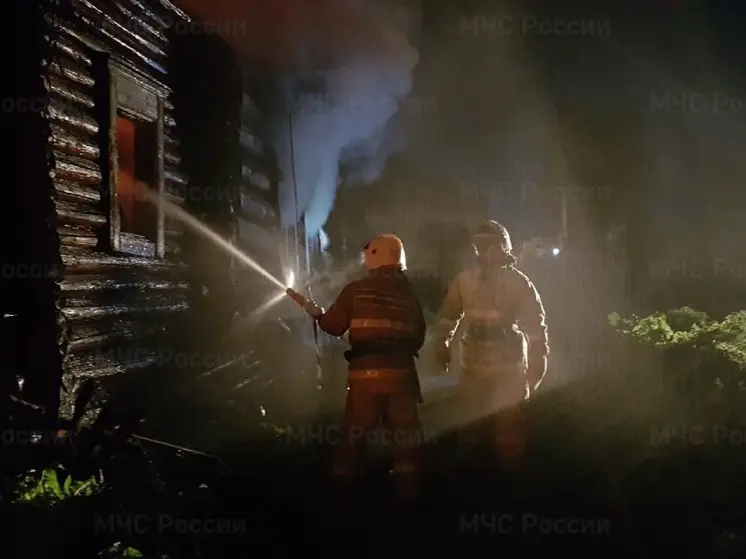 Три частных дома сгорели в свердловском селе Нижнеиргинском