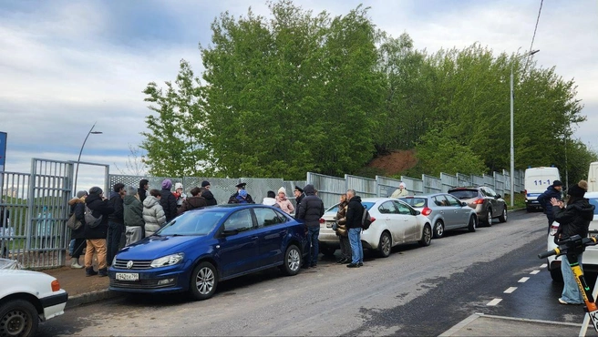 Жители Крылатского несколько суток дежурили у входа в парк | Источник: Наталья / «Защитим Крылатские холмы» / T.me