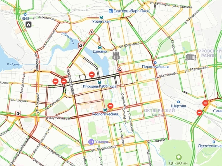 Большие пробки образовались в Екатеринбурге из-за репетиции Парада Победы