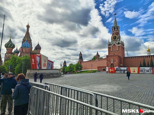 Туристы толпятся у ограждений. Что происходит на Красной площади перед парадом Победы — фото | Источник: Полина Громова / MSK1.RU