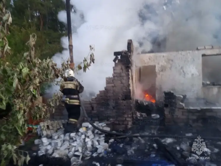 Частный строящийся дом сгорел на Окружной в Екатеринбурге