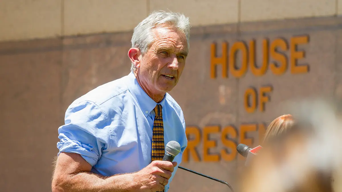 Глава Минздрава США Кеннеди искупал внуков в кишащем фекальными бактериями ручье