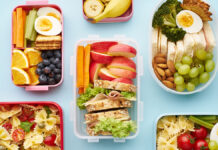 Роман Пристанский и Алена Капустина рассказывают о гармонии в рационе TopViewOfSchoolLunchboxesWithVariousHealthyNutritiousMeals