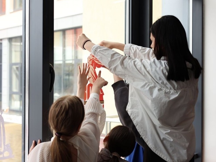 Больше 19 тысяч окон украсили свердловчане в преддверии 9 Мая