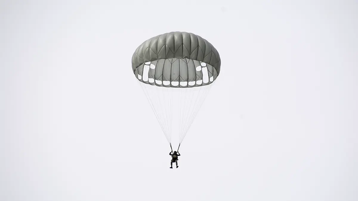 Девушка разбилась насмерть, отстегнувшись от парашюта в Черногории