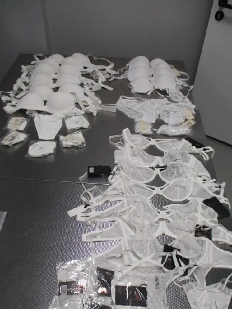 У пассажира рейса Екатеринбург – Душанбе изъяли 17 килограммов женского белья