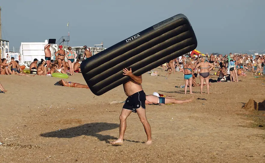 В Анапе туристы продолжают наслаждаться летом на пляжах, несмотря на разлив мазута-0