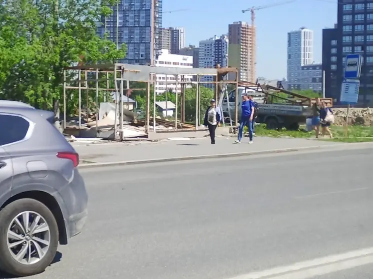 В Екатеринбурге идет демонтаж остановки «Отрадная»