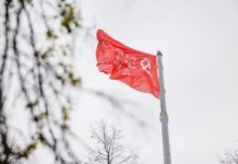 v ekaterinburge torzhestvenno otkryli gigantskuyu kopiyu znameni pobedy-ekaterinburgu-ru-174646141200-0