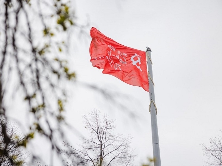 Огромную копию Знамени Победы установили в Екатеринбурге