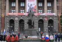 В Екатеринбурге жители Свердловской области приносят цветы к монументу Жукова v ekaterinburge zhiteli sverdlovskoj oblasti prinosyat czvety k monumentu zhukova-ekaterinburgu-ru-174668984500-0