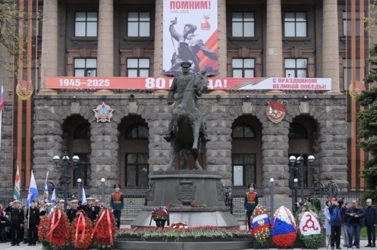 В Екатеринбурге жители Свердловской области приносят цветы к монументу Жукова-0