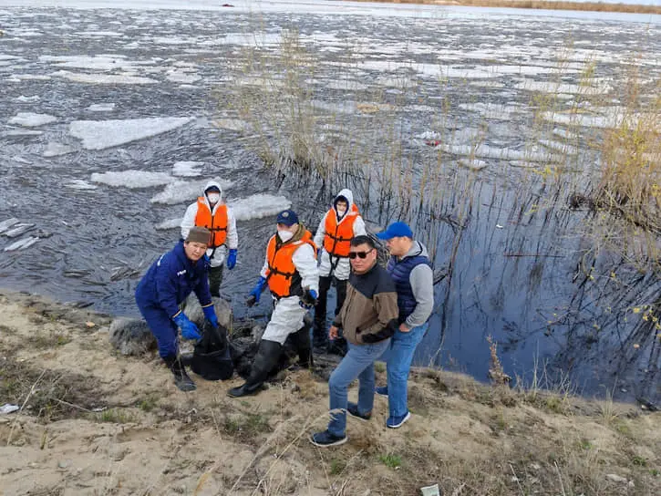 В Якутске на реке Лена быстро устранили разлив нефтепродуктов-0