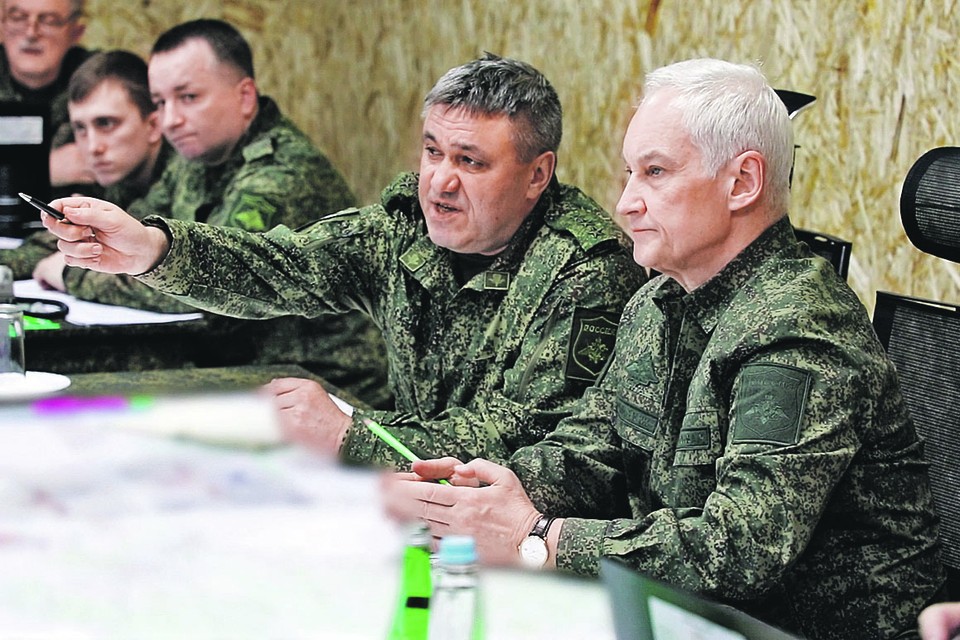 Министр обороны России Андрей Белоусов (крайний справа) на командном пункте «Курск» наблюдает за поднятием российского флага над селом Горналь (фото слева).