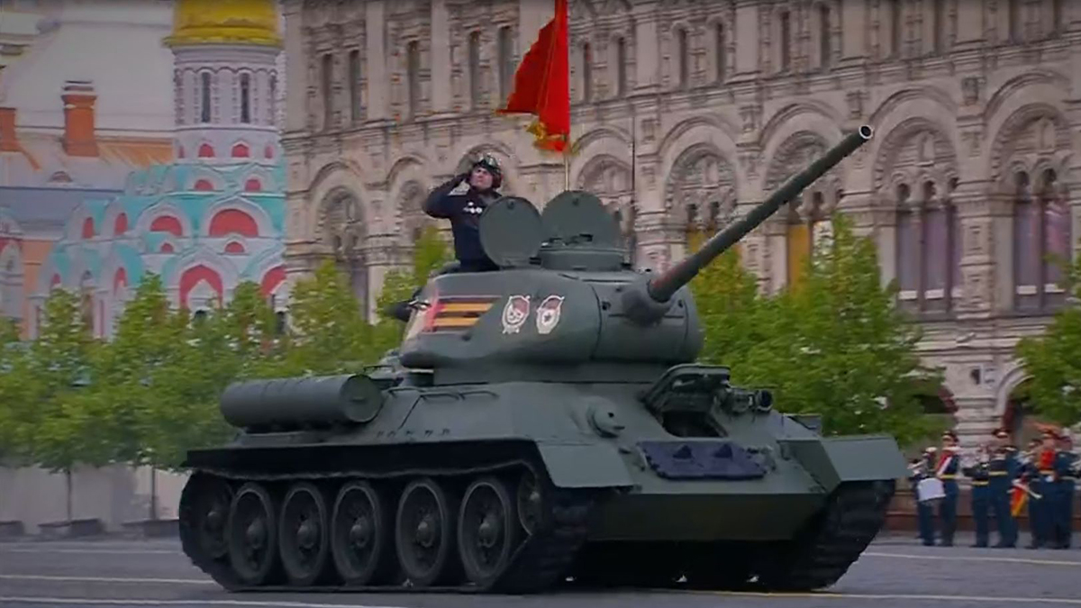 Парадные расчеты механизированной колонны начали движение по Красной площади