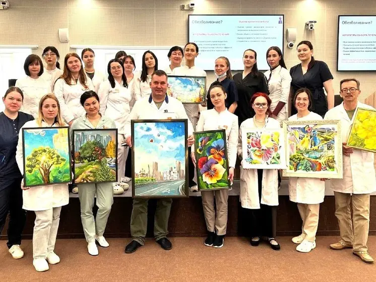 Свердловский художник подарил картины новой поликлинике в Академическом