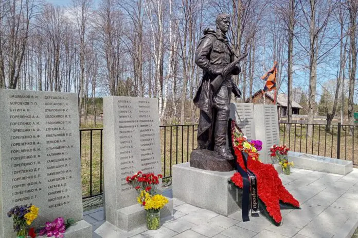 Владислав Пинаев и Иван Дубровин – открытие мемориала памяти воинов в Елизаветинском-0