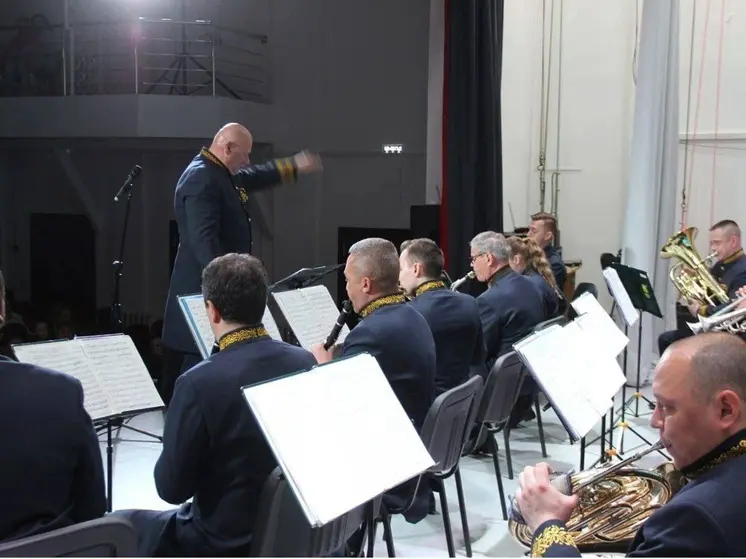 Танцующий оркестр «УралБэнд» дал концерт в Катайске и Каргаполье