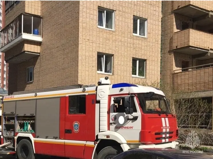 Двадцать человек эвакуировались при пожаре в пятиэтажке в Невьянске