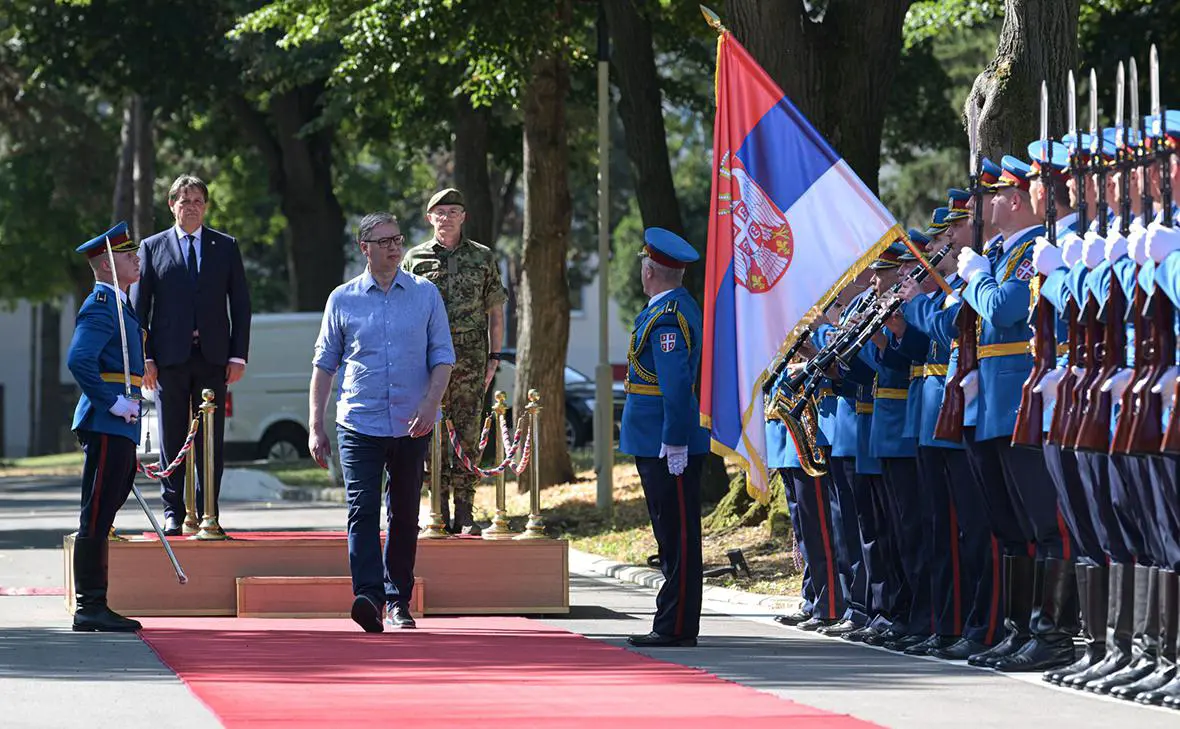 Александр Вучич (третий слева) (mod.gov.rs)