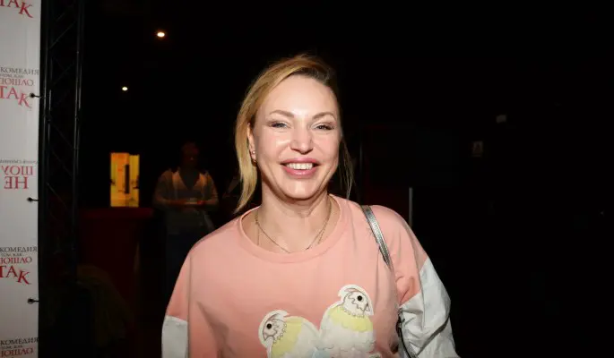 Довлатову в кроваво-красном платье окружили папарацци