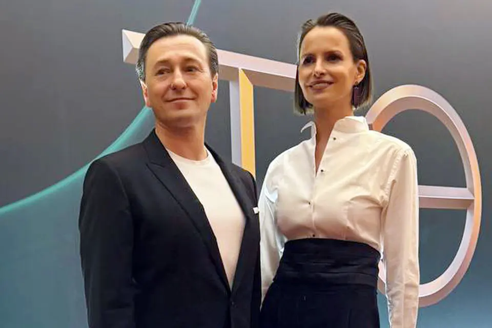 Сергей Безруков с супругой Анной Матисон поднимались на сцену за наградой за сериал «Плевако». Фото — телеграм-канал премии «Тэфи»