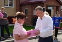 denis pasler i lyudmila babushkina vruchili klyuchi ot novogo zhilya v taliczkom okruge-ekaterinburgu-ru-0