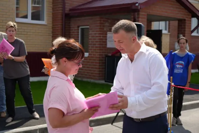 Денис Паслер и Людмила Бабушкина вручили ключи от нового жилья в Талицком округе-0