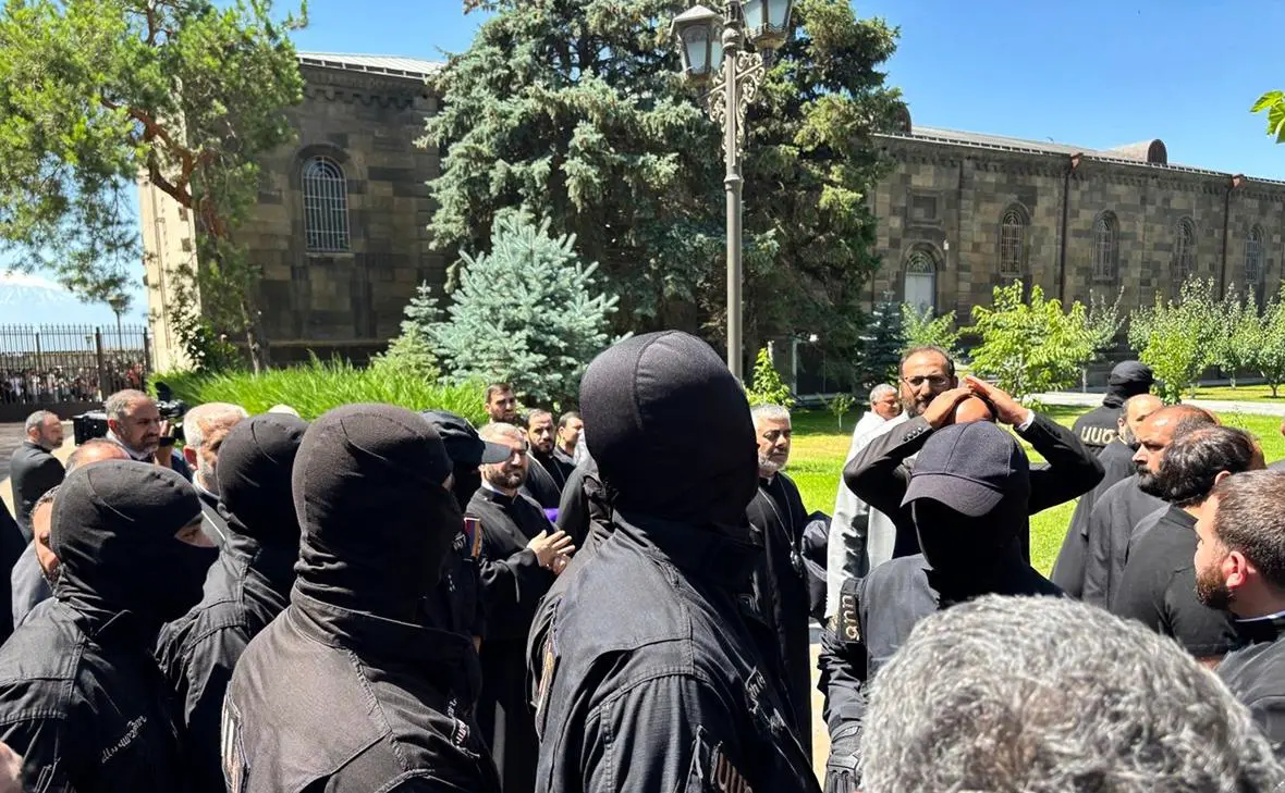 Сотрудники Службы национальной безопасности Армении около резиденции Католикоса в Эчмиадзине (РИА Новости)