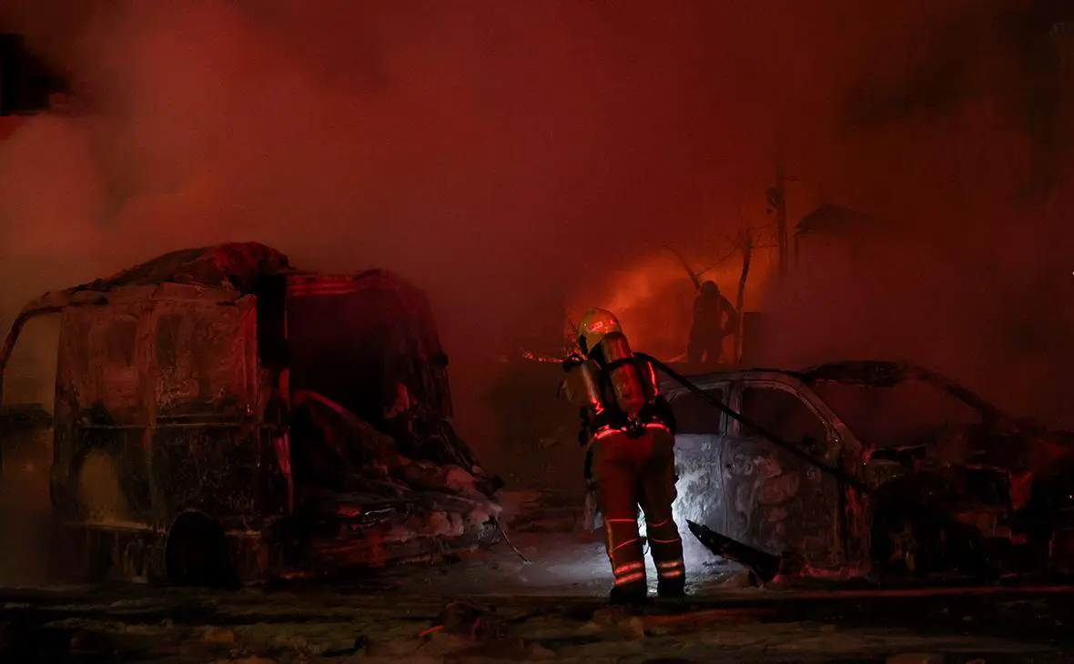 Спасатели работают возле обломков транспортных средств, уничтоженных после запуска ракет из Ирана, Тель-Авив, Израиль, 16 июня 2025 года (Ronen Zvulun / Reuters)