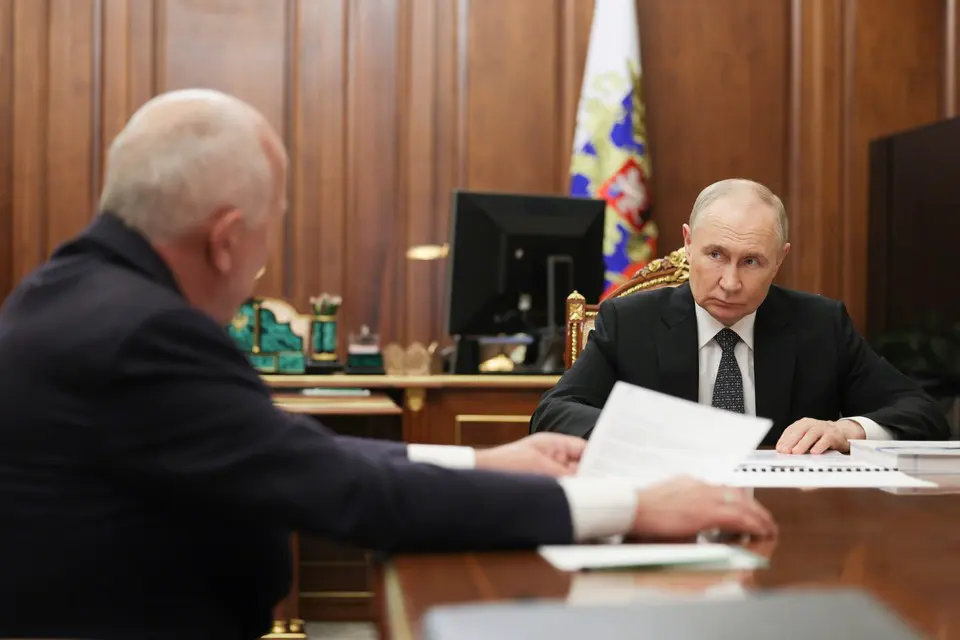 Владимир Путин и гендиректор ГК "Ростех" Сергей Чемезов во время встречи в Кремле. Фото: Гавриил Григоров/пресс-служба президента РФ/ТАСС