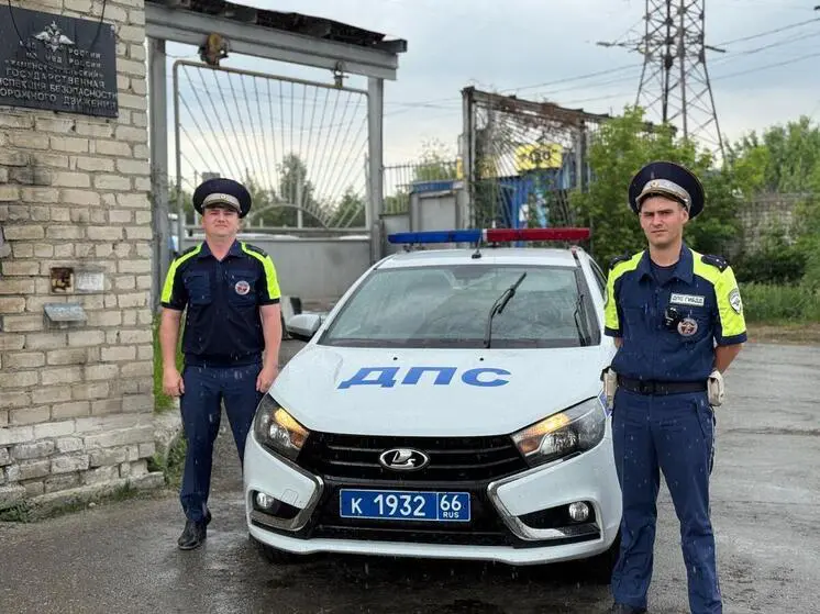 Сотрудники ГАИ спасли женщину и подростка после ДТП под Каменском-Уральским