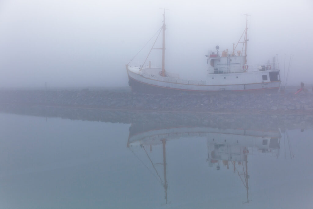 Fishing vessel in a foggy misty morning - Новости Екатеринбурга и мира Корабль-призрак в тумане