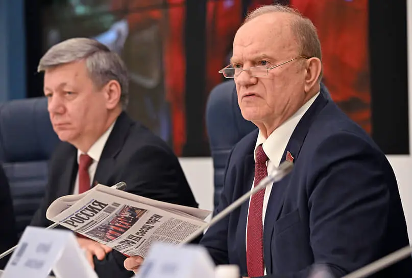 Лидер КПРФ Геннадий Зюганов (справа) и его заместитель Дмитрий Новиков уверены, что России для успешной борьбы с врагами необходимо взять на вооружение программу их партии