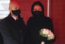 Крюков и Бондарчук почтили память Ирины Скобцевой в светлых моментах прощания kryukov i bondarchuk pochtili pamyat iriny skobczevoj v svetlyh momentah proshhaniya-ekaterinburgu-ru-174881255200-0