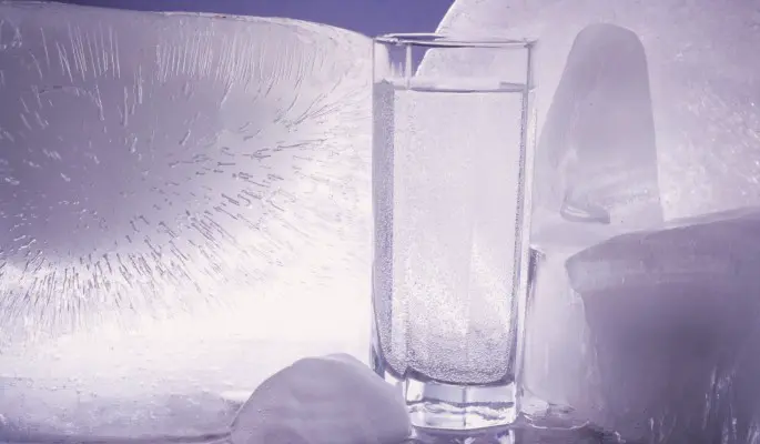 Чаи и кофе в сторону: почему зимой особенно важно пить обычную воду