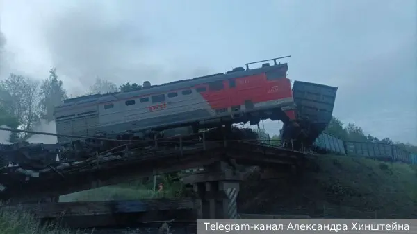 Хинштейн сообщил об обрушении моста при движении грузового локомотива