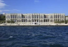 Мединский и Зеленский проводят напряжённые переговоры в дворце Чираган medinskij i zelenskij provodyat napryazhyonnye peregovory v dvorcze chiragan-ekaterinburgu-ru-174880540800-0