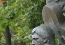 Новое воплощение памятника Высоцкому стало реализацией замысла Рукавишникова novoe voploshhenie pamyatnika vysoczkomu stalo realizacziej zamysla rukavishnikova-ekaterinburgu-ru-0