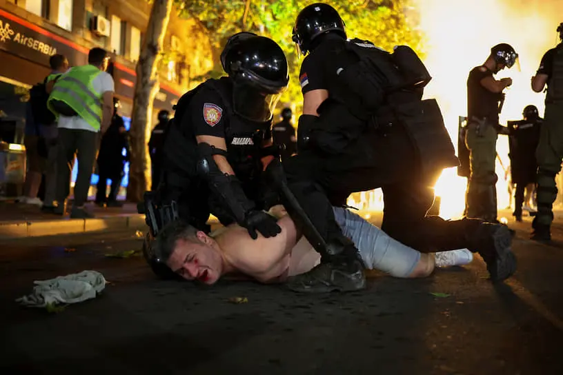 Задержание протестующего в Белграде, 28 июня