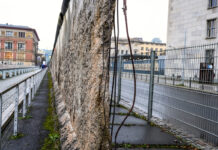 Разрушенная берлинская стена между Восточным и Западным Берлином