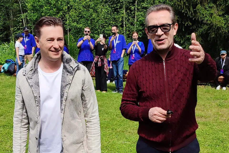 Сергей Безруков и Владимир Машков перед началом футбольного матча.