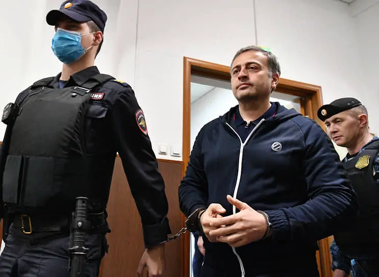 Руфат Исмаилов (в центре)