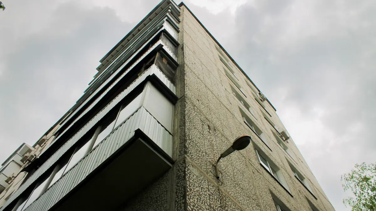 В трех жилых домах на Хабаровской улице завершилась замена лифтового оборудования с расширением дверных проемов