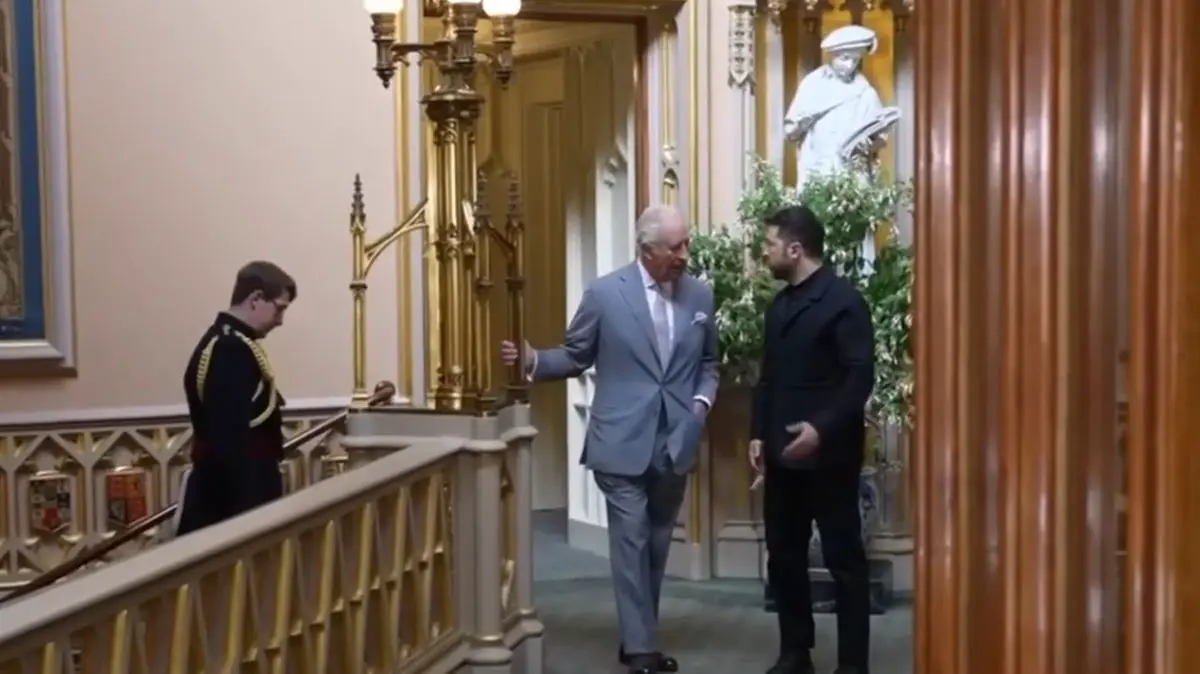 Почему Зеленский пришел к Карлу III в костюме