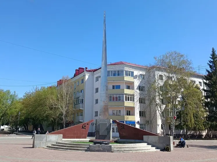 Бархатцы в виде георгиевской ленты высадили у Мемориала Славы в Кургане