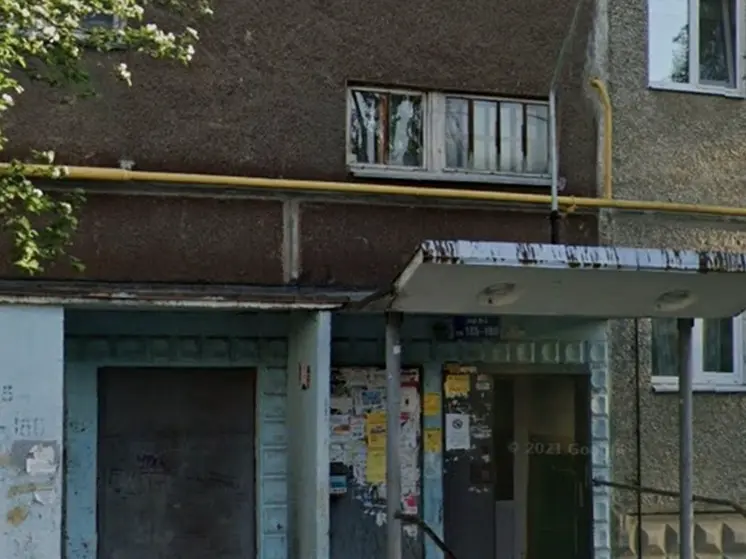 Труп мужчины обнаружили возле многоэтажки в Екатеринбурге