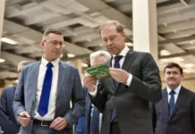 Денис Мантуров и Алексей Шмыков осмотрели новую систему управления ракет "Союз-5" в НПО автоматики denis manturov i aleksej shmykov osmotreli novuyu sistemu upravleniya raket soyuz5 v npo avtomatiki-ekaterinburgu-ru-0